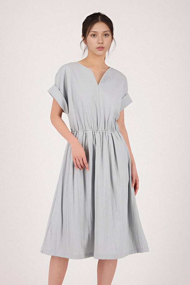 세련된 스타일을 연출하는 [25SS] Sleeve Detail Slit Dress_Ivory입니다. 아이보리 컬러의 미니멀하고 모던한 디자인으로, 봄, 여름, 가을, 겨울 사계절 내내 활용 가능합니다. 레이온, 나일론, 폴리에스테르 혼방 소재로 제작되어 부드러운 촉감을 선사하며, 브이넥 라인과 프론트 슬릿, 소매 칼라 디테일이 특징입니다.
