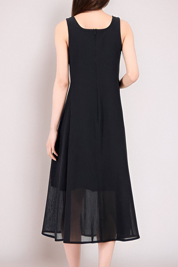 **[25 summer] Sleeveless Sheer Dress _Black**는 부드러운 면과 폴리에스테르 혼방 소재로 제작되어 얇고 시원한 착용감을 선사하는 여성용 민소매 시스루 드레스입니다. 블랙과 아이보리 두 가지 색상으로 출시되었으며, 미니멀한 디자인에 스퀘어넥과 프린세스 라인 절개 디테일, 드레이프성이 더해져 오피스와 데일리룩 모두 활용 가능합니다. 루즈핏으로 편안하게 착용 가능하며, 안감이 있어 비침 걱정 없이 자신 있게 스타일을 연출할 수 있습니다.
