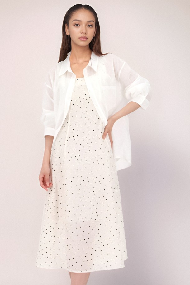 **[25 summer] Sleeveless Dot Dress _Ivory**는 부드러운 레이온 혼방 소재로 제작되어 가볍고 시원한 착용감을 선사하는 여성용 슬리브리스 도트 원피스입니다. 아이보리 컬러에 미니멀하고 모던한 디자인, A라인 실루엣과 스퀘어넥으로 여성스러운 분위기를 더하며, 프린세스 라인 절개 디테일과 반투명한 소재로 세련됨을 강조합니다. 봄, 여름, 가을 시즌에 데일리룩 또는 오피스룩으로 활용 가능하며, 레이어드하여 다양한 스타일 연출도 가능합니다.
