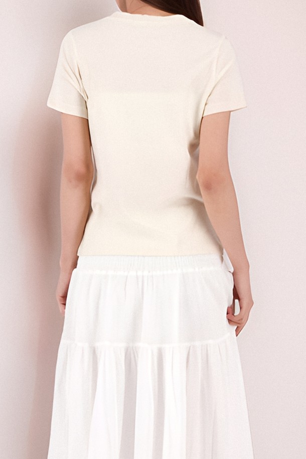 [25 summer] 하프 슬리브 로고 티셔츠 _베이지는 여성용 반팔 티셔츠입니다. 여름 시즌에 어울리는 얇은 두께감과 부드러운 촉감의 면, 린넨 혼방 소재로 제작되었습니다. 미니멀하고 베이직한 스타일로, 라운드넥과 레귤러핏 디자인이 특징입니다. 베이지, 화이트 두 가지 컬러로 출시되어 데이트룩, 카페룩 등 다양한 TPO에 활용하기 좋습니다. 전면에 로고 프린팅 디테일이 더해져 포인트를 더합니다.
