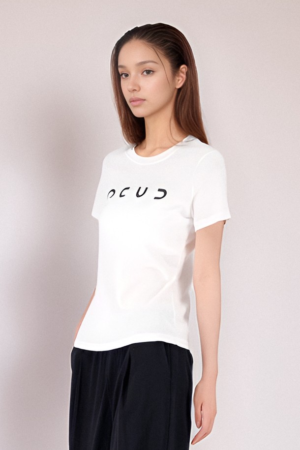 [25 썸머] 로고 반팔 티셔츠 _화이트는 데일리, 캐주얼 스타일에 적합한 여성 반팔 티셔츠입니다. 봄, 여름, 가을, 겨울 계절에 맞춰 얇고 부드러운 면린넨 혼방 소재로 제작되어 편안한 착용감을 선사합니다. 라운드넥, 베이직핏, 반소매 기장으로 미니멀하고 베이직한 스타일을 연출하며, 로고 프린트 디테일이 특징입니다. 동네 마실룩이나 카페룩에 자연스럽게 어울리며, 부분 비침이 있을 수 있습니다. 신축성은 적습니다.
