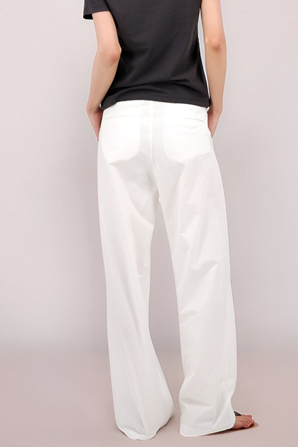 [25 summer] Double Pintuck Slacks _White는 여름 시즌 여성용으로 출시된 슬랙스입니다. 얇은 두께감의 화이트 컬러 긴 기장 와이드 핏 바지로, 미니멀하고 베이직한 스타일을 연출합니다. 핀턱 디테일이 돋보이는 루즈핏 디자인으로 편안하면서도 세련된 룩을 완성합니다.
