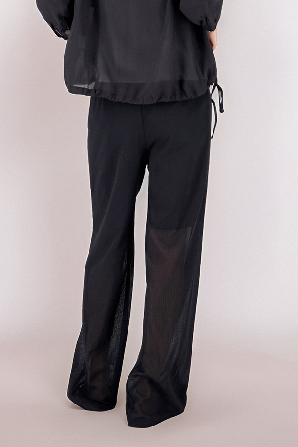 [25 summer] Sheer Bending Slacks _Black은 부드러운 촉감과 가벼운 소재의 여성용 슬랙스로, 봄, 여름, 가을, 겨울 계절에 모두 착용 가능합니다. 블랙과 화이트 두 가지 색상으로 출시되었으며, 릴렉스 핏, 와이드 디자인에 허리 전체 밴딩, 더블 플리츠 디테일로 편안하면서도 모던한 스타일을 연출합니다. 얇고 반투명한 면, 폴리에스테르 혼방 소재로 제작되어 신축성이 뛰어나 활동성을 높여줍니다.
