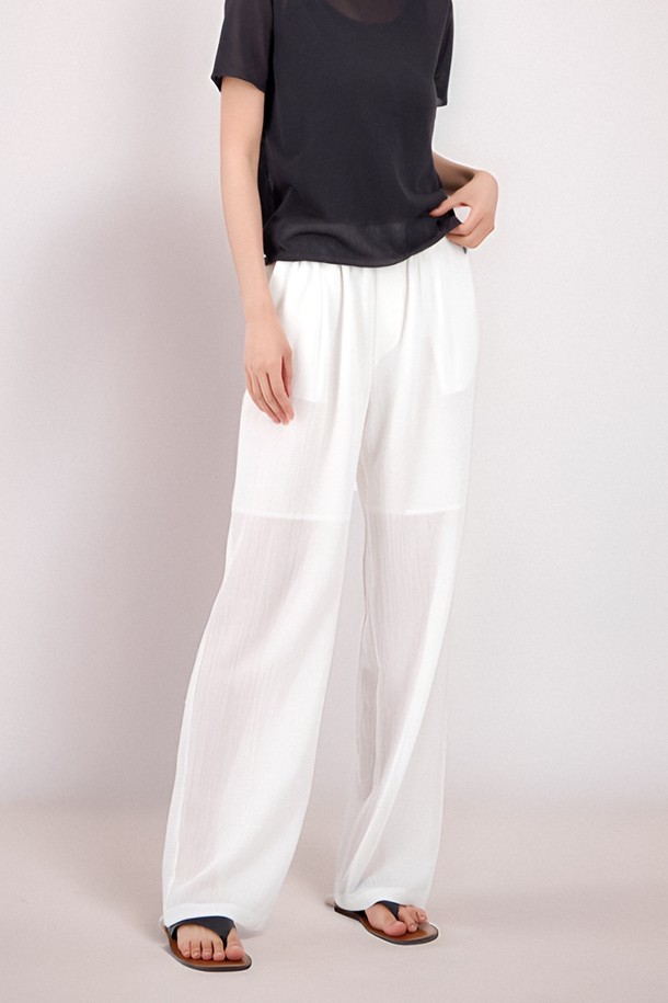 [25 summer] Sheer Bending Slacks _White는 여성용 슬랙스로, 시원하고 부드러운 면과 폴리에스테르 혼방 소재로 제작되어 봄, 여름, 가을에 착용하기 좋습니다. 루즈핏의 긴 기장, 얇은 두께, 플로잉 실루엣이 우아한 분위기를 연출하며, 반투명 시스루 소재와 더블 플리츠 디테일이 특징입니다. 허리 밴딩으로 편안하게 착용 가능하며, 통기성이 뛰어나고 신축성이 좋아 활동성을 보장합니다.
