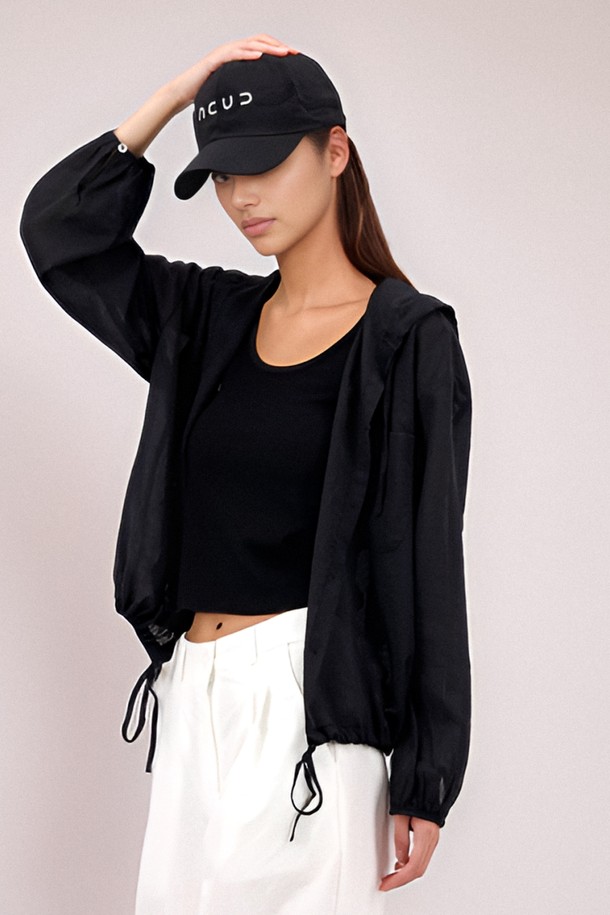 [25 썸머] 로고 스트링 볼캡 _블랙은 캐주얼, 미니멀, 시티보이 스타일을 위한 모자입니다. 블랙, 화이트, 베이지, 블루 4가지 색상으로 출시되었으며, 가볍고 부드러운 폴리에스테르 소재로 제작되어 사계절 내내 착용 가능합니다. 챙 넓이 6.5cm, 모자 깊이 12cm이며, FREE 사이즈로 54-58cm 둘레 조절이 가능합니다. 자수 로고와 메탈 스토퍼, 스트링 디자인이 특징이며, 일상 및 산책룩에 적합합니다.
