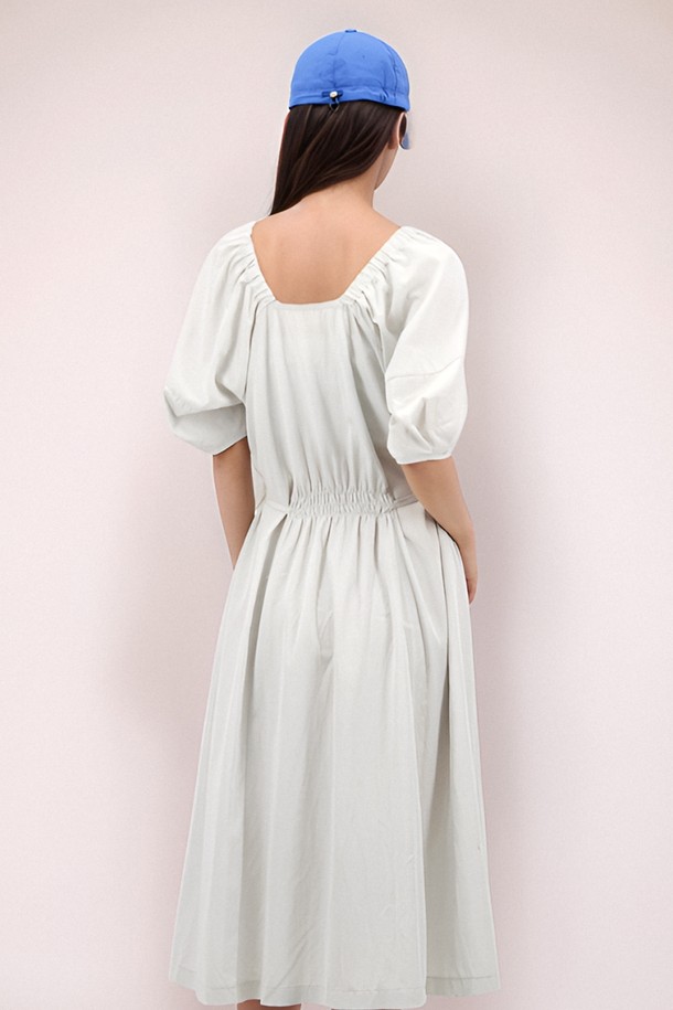 [25 썸머] 로고 스트링 볼캡 _블루는 캐주얼, 미니멀, 시티보이 스타일을 즐기는 모든 분께 어울리는 모자입니다. 산책룩, 여행룩에 매치하기 좋은 제품으로, 시원한 블루 컬러가 돋보입니다. 폴리에스테르 소재로 제작되어 가볍고 부드러운 촉감을 자랑하며, 모자 깊이 12cm, 챙 넓이 6.5cm입니다. 로고 자수와 메탈 스토퍼, 스트링 조절 디테일이 디자인의 포인트를 더하며, FREE 사이즈로 제작되어 54-58cm 둘레에 맞춰 착용 가능합니다.
