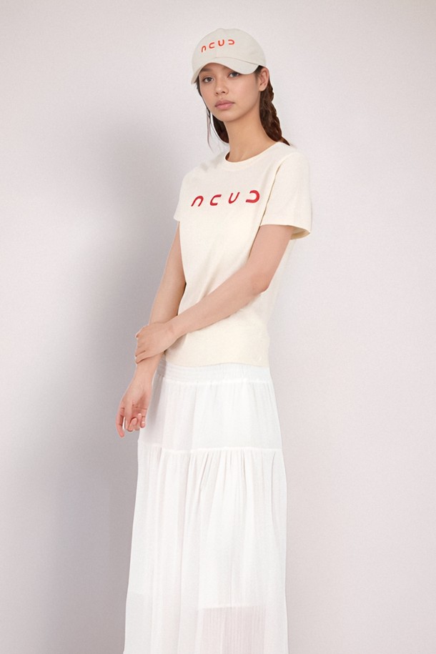 [25 썸머] 로고 스트링 볼 캡 _베이지는 캐주얼, 미니멀, 스트리트 스타일을 즐기는 분들을 위한 모자입니다. 폴리에스테르 소재로 제작되어 부드러운 촉감을 자랑하며, 얇은 두께로 봄, 여름, 가을, 겨울 사계절 내내 착용하기 좋습니다. 베이지, 블랙, 화이트, 블루 4가지 색상으로 출시되었으며, 챙 넓이 6.5cm, 모자 깊이 12cm, FREE 사이즈(54-58cm)로 제작되어 편안한 착용감을 제공합니다. 로고 자수와 스트링, 메탈 스토퍼 디테일이 돋보이며, 사이즈 조절과 통기성 기능을 갖춰 동네 마실룩, 산책룩에 안성맞춤입니다. 경량 디자인으로 가볍게 착용할 수 있습니다.
