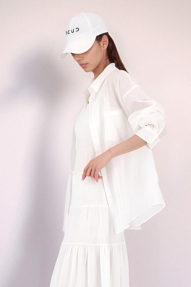 [25 썸머] 로고 스트링 볼캡 _화이트는 캐주얼, 미니멀, 스트리트 스타일을 즐겨 입는 분들을 위한 볼캡입니다. 폴리에스테르 소재로 제작되어 가볍고 통기성이 뛰어나 여름은 물론 사계절 내내 착용하기 좋습니다. U자형 로고 자수와 메탈 스토퍼, 스트링 디테일이 디자인의 포인트를 더하며, 스트링으로 사이즈 조절이 가능하여 편안한 착용감을 선사합니다. 동네 마실룩, 산책룩, 여행룩 등 다양한 TPO에 활용할 수 있는 데일리 아이템입니다.
