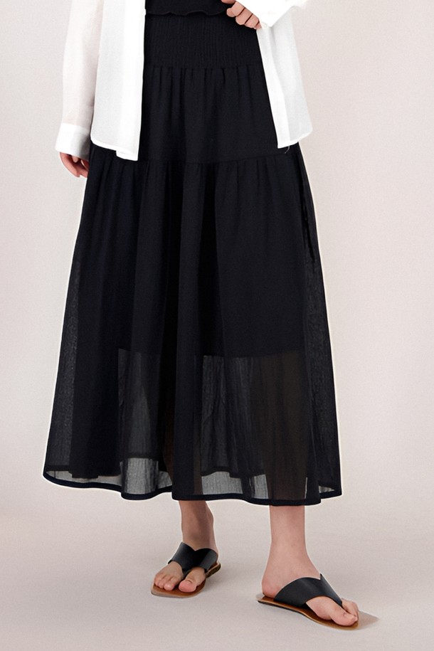 [25 summer] Sheer Bending Flare Skirt _Black은 시폰 소재로 제작된 여성용 롱 플레어 스커트입니다. 얇고 부드러운 촉감의 블랙 컬러 무지 디자인으로, 페미닌한 스타일을 연출하며 루즈핏과 쉬어한 특징이 여름철 시원하게 착용하기 좋습니다. 허리 밴딩 디테일이 편안한 착용감을 선사합니다.
