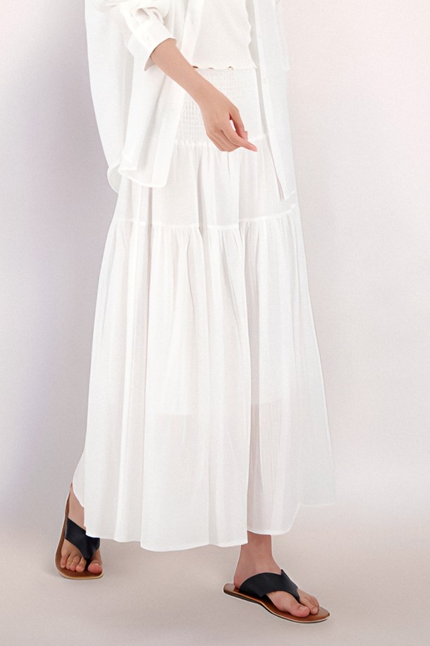 [25 summer] Sheer Bending Flare Skirt _White는 부드러운 촉감의 면과 폴리에스테르 혼방 소재로 제작된 여성용 플레어 스커트입니다. 허리 스모킹 밴딩과 시스루 시어 소재, 부분 비침 디자인이 특징이며, 루즈핏으로 편안하게 착용 가능합니다. 봄, 여름, 가을, 겨울 모든 계절에 활용할 수 있는 베이직하고 우아한 스타일의 화이트, 블랙 두 가지 색상으로 만나보세요.
