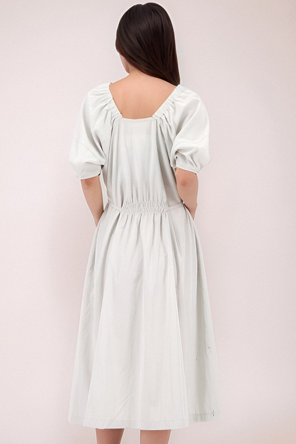 [25 summer] 벌룬 소매 스트랩 원피스 _L.Grey는 캐주얼하고 베이직한 스타일의 여성 여름 원피스입니다. 라이트 그레이 색상의 A라인 플레어 스커트 디자인으로, 얇은 두께감과 라운드넥, 반소매 기장이 특징입니다. 벌룬 소매와 스트랩, 플리츠 디테일이 더해져 여성스러운 분위기를 연출하며, 루즈핏으로 편안하게 착용할 수 있습니다.
