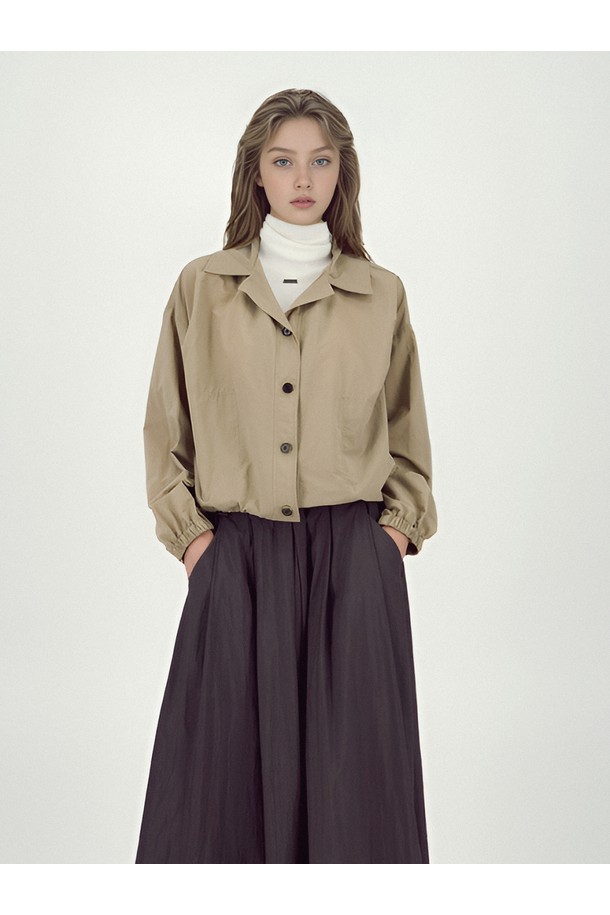 [25FW] 라이트 아우터 셔츠 베이지는 미니멀하고 베이직한 스타일의 여성용 셔츠형 아우터입니다. 가을 계절에 적합하며, 얇고 부드러운 촉감의 하이덴시티 나일론 혼방 소재로 제작되었습니다. 셔츠형 디자인에 버튼 여밈 방식이며, 루즈핏으로 편안하게 착용할 수 있습니다. 투웨이 디자인, 소매 밴딩, 밑단 드로우스트링, 은은한 광택감 등 다양한 디테일이 특징입니다. 가을 나들이룩이나 데이트룩, 캐주얼, 클래식 스타일 연출에 용이합니다.
