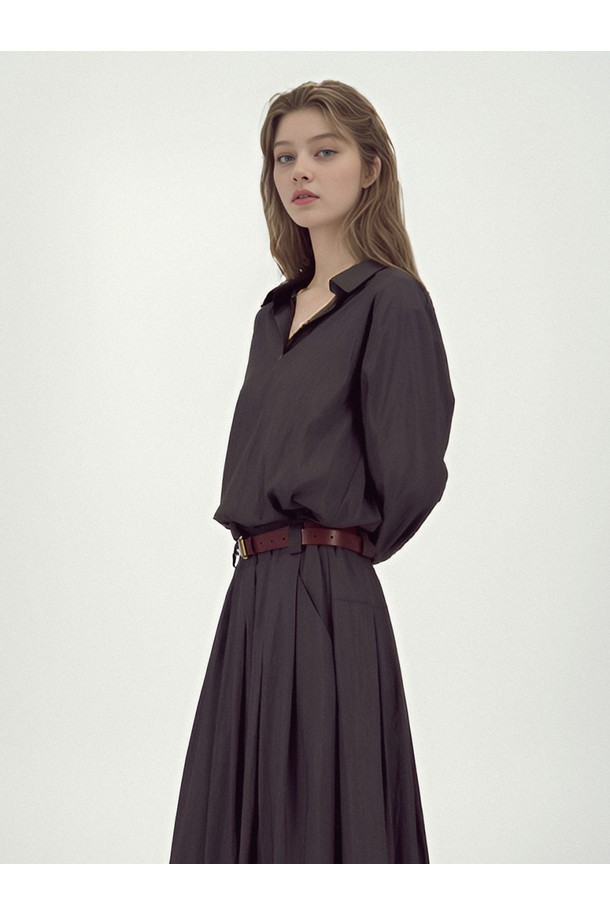 [25FW] 글로시 세트업 투피스 _다크 브라운은 가을과 겨울에 어울리는 여성 의류입니다. 부드러운 촉감의 폴리에스테르 소재로 제작되었으며, 미니멀하고 클래식한 스타일을 연출합니다. 다크 브라운 컬러의 무지 디자인에 벨트 세트, 광택감이 더해져 세련된 분위기를 자아냅니다. 루즈핏의 브이넥 긴소매 상의와 A라인 플레어 치마로 구성되어 데이트룩, 모임룩, 겨울 데일리룩으로 활용하기 좋습니다.
