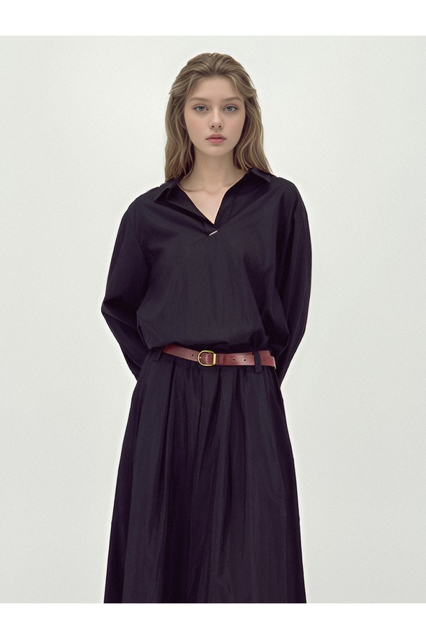 [25FW] 글로시 세트업 투피스 _블랙은 미니멀하고 모던한 스타일의 여성 의류입니다. 가을에 어울리는 얇은 두께감과 부드러운 촉감의 레이온, 나일론, 폴리에스테르 혼방 소재로 제작되었습니다. 광택감 있는 코팅 소재가 특징이며, 릴랙스 핏의 상의와 세미 플레어 실루엣의 하의로 구성된 투피스 세트입니다. 라운드넥 디자인에 긴 소매와 소매 포켓 디테일, 메달 로고 장식이 더해져 세련된 포인트를 더했습니다. 데이트룩, 모임룩, 오피스룩 등 다양한 TPO에 활용 가능한 클래식하고 시크한 아이템입니다.
