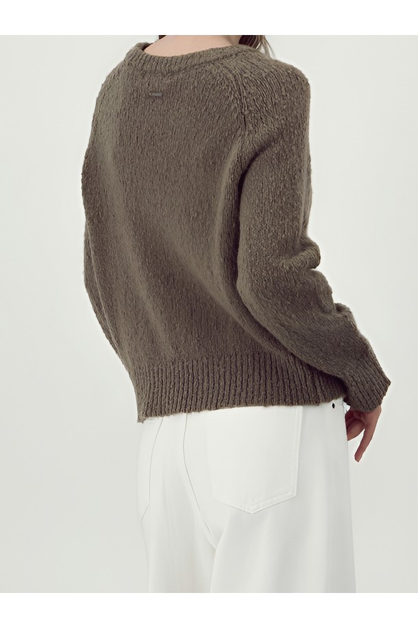 [25FW] 소프트 로프티 니트 _ 브라운은 부드러운 감촉과 따뜻한 착용감을 선사하는 여성용 니트/스웨터입니다. 프리미엄 울 90%와 캐시미어 10%의 혼방으로 제작되어 뛰어난 보온성을 자랑하며, 하이 덴시티 니트 구조와 로프티한 텍스처가 특징입니다. 라운드넥에 긴소매, 레귤러 기장으로 제작되어 미니멀하고 베이직한 스타일을 연출하며, 25 Fall Collection의 "SCULPTED SOFTNESS"를 담아낸 디자인으로 자연스러운 드레이핑을 선사합니다. 브라운 컬러는 가을, 겨울 데일리룩, 카페룩, 모임룩 등 다양한 TPO에 활용하기 좋으며, 루즈핏 또는 세미 루즈핏으로 편안함과 스타일리시함을 동시에 잡았습니다. 뒤판 백 로고 디테일이 은은한 포인트를 더합니다.
