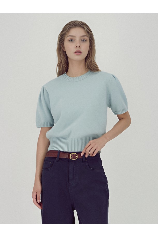 [25FW] 벌룬 숄더 하프 니트 _스카이는 부드러운 촉감의 울, 라쿤, 나일론, 폴리에스터 혼방 소재로 제작되어 가을과 겨울에 착용하기 좋습니다. 스카이 블루 컬러의 라운드넥 반소매 니트로, 엘레강스하면서 미니멀한 스타일을 연출합니다. 벌룬 숄더 디테일과 볼륨감 있는 소매 라인이 특징이며, 세미 크롭 기장과 미니멀 메탈 로고 프린트로 포인트를 더했습니다. 데이트룩, 카페룩, 모임룩 등 다양한 TPO에 미니멀, 클래식, 시크한 스타일로 활용할 수 있습니다. 루즈핏으로 편안하게 착용 가능하며, 두께감 있는 니트입니다.
