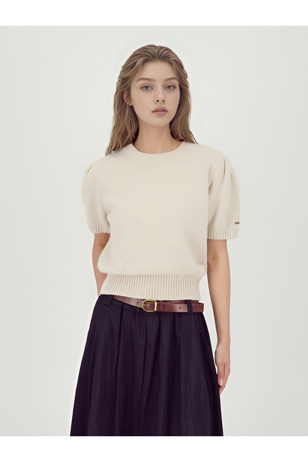 [25FW] 벌룬 숄더 하프 니트 베이지는 여성용 상의 니트/스웨터입니다. 가을, 겨울 시즌에 어울리는 두께감 있는 울 소재로 제작되었으며, 베이직하고 미니멀한 스타일을 연출합니다. 라운드넥 디자인에 반소매 기장, 크롭 기장으로 레귤러핏을 선사하며, 부드러운 촉감과 벌룬 숄더 디테일이 특징입니다. 겨울 데일리룩에 미니멀하면서도 클래식한 무드를 더해줍니다.
