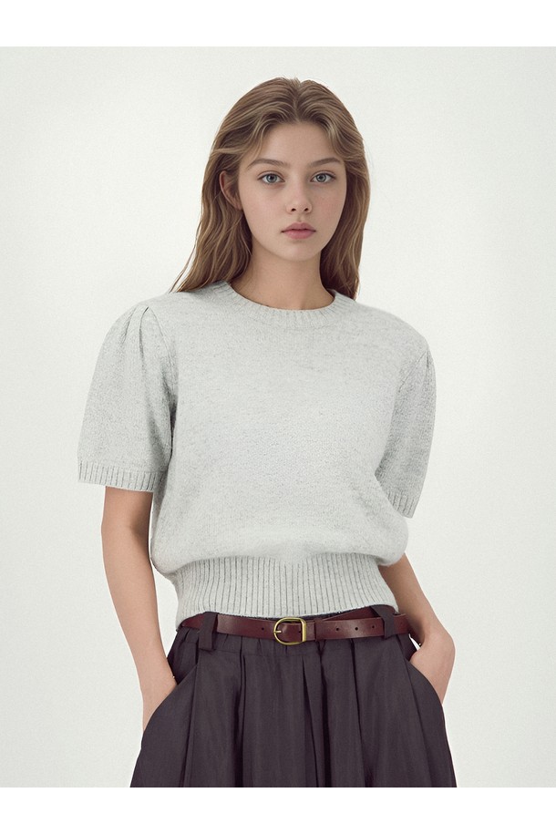 [25FW]_벌룬 숄더 하프 니트 _그레이는 여성 의류 상의 니트/스웨터 제품입니다. 가을, 겨울 시즌에 적합하며, 페미닌하고 클래식한 스타일을 연출합니다. 부드러운 촉감의 니트 소재로 제작되었으며, 크롭 기장의 반소매 디자인입니다. 라운드넥에 레귤러핏으로, 벌룬 숄더 디테일이 특징인 일상복 및 데이트룩, 겨울 데일리룩으로 활용하기 좋은 아이템입니다.
