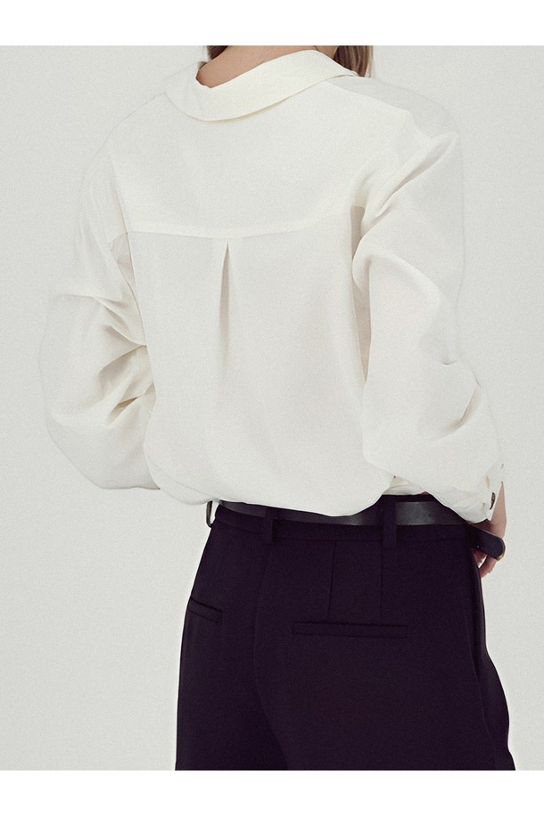 [25FW] 글로시 셔츠 블라우스 _아이보리입니다. 부드러운 촉감의 폴리에스테르 소재로 제작되어 가을, 겨울에 착용하기 좋은 얇은 두께의 블라우스입니다. 카라 디테일과 레귤러 핏으로 베이직하면서도 클래식한 스타일을 연출합니다. 은은한 광택감이 돋보이며, 긴 소매 기장으로 오피스룩, 출근룩, 겨울 데일리룩 등 다양한 TPO에 활용 가능합니다. 미니멀하고 클래식한 무드를 선호하는 여성분들께 추천하는 아이보리 컬러의 셔츠 블라우스입니다.
