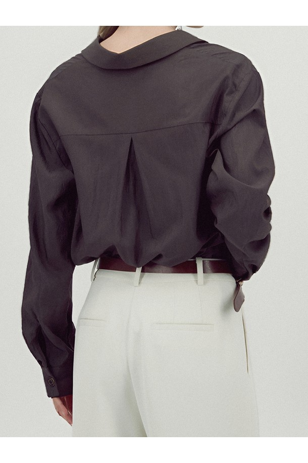 [25FW] 글로시 셔츠 블라우스 _다크 브라운은 여성 의류로, 가을과 겨울에 어울리는 얇은 두께의 긴소매 블라우스입니다. 부드러운 촉감의 폴리에스테르 소재로 제작되었으며, 미니멀하고 베이직한 스타일을 연출합니다. 다크 브라운 컬러의 무지 디자인에 광택감이 더해져 고급스러운 분위기를 자아내며, 브이넥 라인과 루즈핏으로 편안한 착용감을 선사합니다. 출근룩과 겨울 데일리룩에 활용하기 좋으며, 미니멀, 클래식, 캐주얼 등 다양한 스타일로 연출할 수 있습니다.
