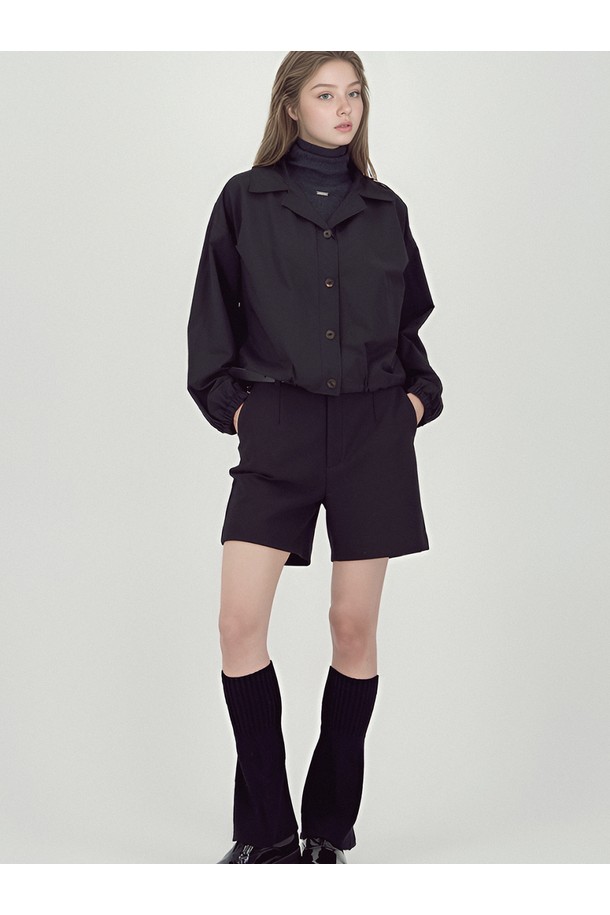 [25FW] 플렉스-터치 세미 쇼츠_블랙은 여성용 반바지로, 봄, 여름, 가을 계절에 활용하기 좋은 아이템입니다. 미니멀하고 모던한 스타일을 추구하며, 레귤러 핏의 세미핏으로 편안하게 착용할 수 있습니다. 폴리에스테르와 폴리우레탄 혼방 소재로 부드러운 촉감을 선사하며, 신축성이 뛰어나 활동성을 높였습니다. 측면 메달 로고 장식과 슬리브 포켓 디테일이 돋보이며, 팬츠와 스커트 스타일의 중간 핏으로 다양한 스타일을 연출할 수 있습니다. 일상, 동네 마실룩, 여행룩 등 폭넓은 TPO에 어울립니다.
