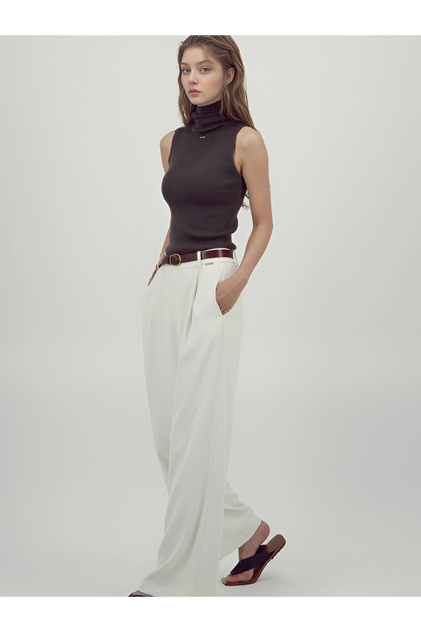 [25FW] 소프트 플로우 슬랙스 _ 아이보리는 부드러운 촉감의 폴리에스테르 소재로 제작된 여성 슬랙스입니다. 가을, 겨울 시즌에 적합하며, 얇은 두께감과 루즈핏, 와이드 핏으로 편안한 착용감을 선사합니다. 미니멀하고 베이직한 스타일을 연출하며, 플로우 실루엣으로 세련된 분위기를 더합니다. 출근룩 및 겨울 데일리룩에 활용하기 좋으며, 미니멀, 클래식, 캐주얼 등 다양한 스타일을 소화할 수 있습니다.
