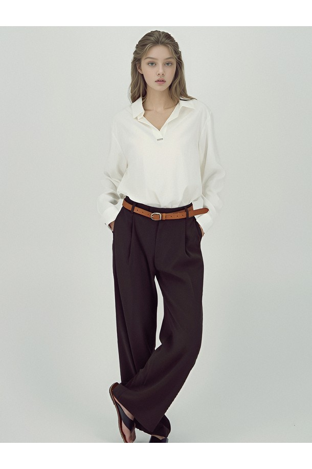 [25FW] 소프트 플로우 슬랙스 _ 브라운은 부드러운 촉감의 폴리에스테르 소재로 제작되어 가을과 겨울에 착용하기 좋은 여성 슬랙스입니다. 미니멀하고 베이직한 스타일의 무지 디자인으로, 와이드하고 루즈한 핏이 편안함을 선사합니다. 허리 부분에는 벨트 루프가 있어 다양한 스타일 연출이 가능하며, 출근룩, 오피스룩, 겨울 데일리룩 등 TPO에 맞춰 활용할 수 있습니다. 미니멀, 클래식, 시크한 스타일을 즐기는 여성에게 어울리는 아이템입니다. 얇은 두께감으로 편안하게 착용 가능합니다.
