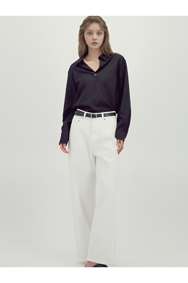 [25FW] 소프트 스트럭쳐 데님 _ 화이트는 미니멀하고 베이직한 스타일의 여성 데님 팬츠입니다. 봄, 여름, 가을 시즌에 착용하기 좋으며, 부드러운 촉감의 데님과 면 혼방 소재로 제작되었습니다. 와이드 & 벌룬 핏의 루즈핏으로 편안한 착용감을 선사하며, 입체적인 실루엣과 구조적인 볼륨감이 특징입니다. 5포켓 디테일과 리벳 장식, 클린한 디자인이 돋보이며, 쇼핑룩, 카페룩 등 데일리 룩으로 활용하기 좋습니다.
