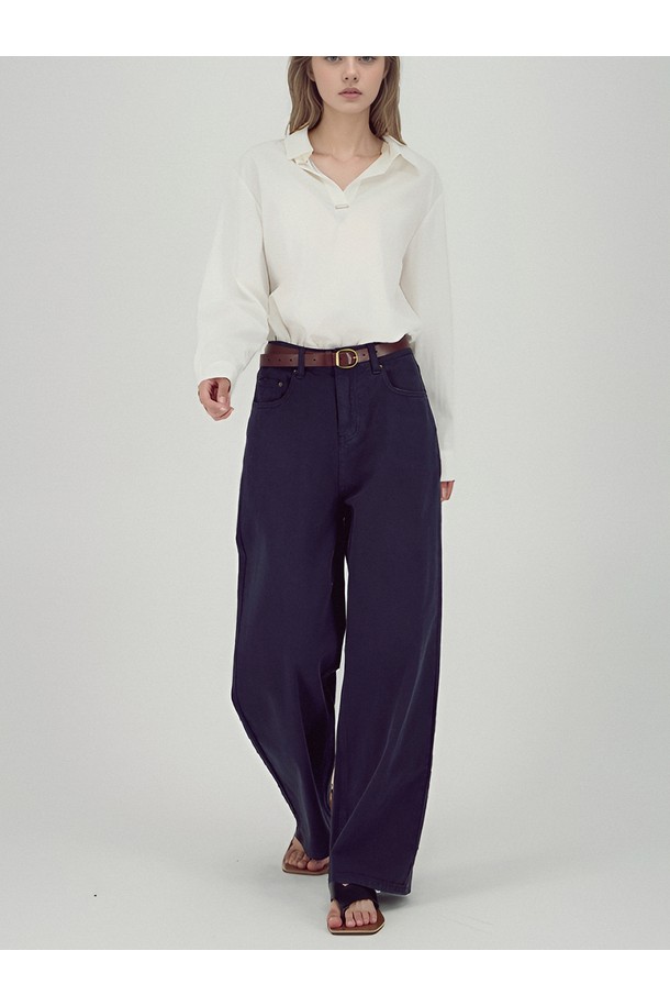 [25FW] 소프트 스트럭처 데님 _ 네이비는 가을, 겨울에 어울리는 여성용 데님 팬츠입니다. 부드러운 촉감의 데님과 면 혼방 소재로 제작되었으며, 톤 다운된 네이비 컬러와 무지 패턴이 미니멀하고 클래식한 스타일을 연출합니다. 와이드 핏과 루즈핏으로 편안함을 선사하며, 5포켓 디테일과 메달리온 장식, 배럴 레그 실루엣이 구조적인 볼륨감을 더합니다. 가을 나들이룩, 겨울 데일리룩 등 다양한 TPO에 맞춰 시크하고 세련된 스타일을 완성해보세요.
