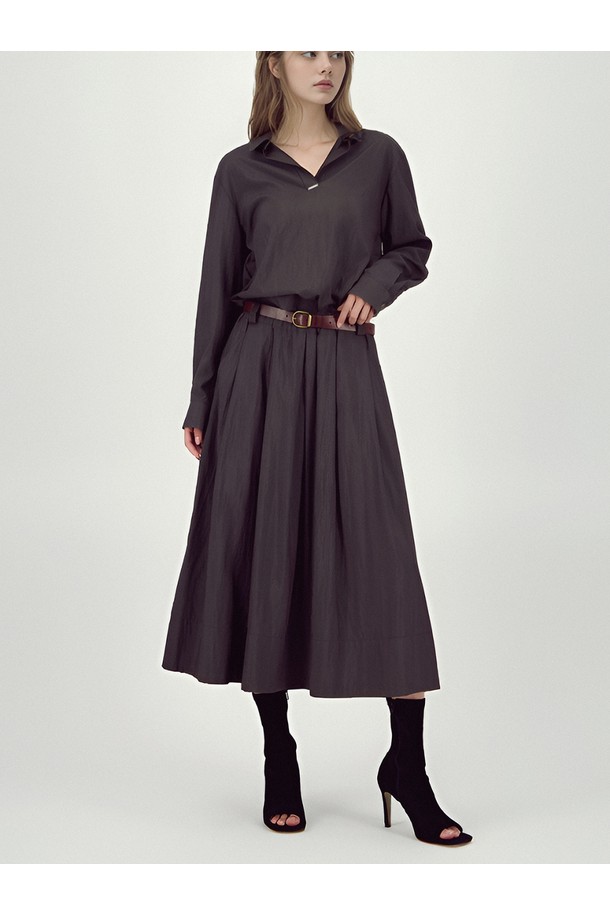 [25FW] 다크 브라운 배럴 볼륨 스커트는 여성스러운 실루엣을 연출하는 미디 기장의 스커트입니다. 가을, 겨울 시즌에 적합하며, 레이온, 나일론, 폴리에스터 혼방 소재로 제작되어 부드러운 촉감과 실크 같은 유연한 텍스처를 자랑합니다. 광택감 있는 소재와 매트한 코팅 마감의 조화가 돋보이며, A라인과 벌룬 핏으로 미니멀하면서도 모던한 스타일을 완성합니다. 허리에는 신축성 있는 밴딩을 적용하여 편안한 착용감을 제공하며, 사이드 포켓으로 실용성을 더했습니다. 겨울 데일리룩, 모임룩, 카페룩 등 다양한 TPO에 맞춰 시크하고 클래식한 무드를 연출할 수 있습니다.
