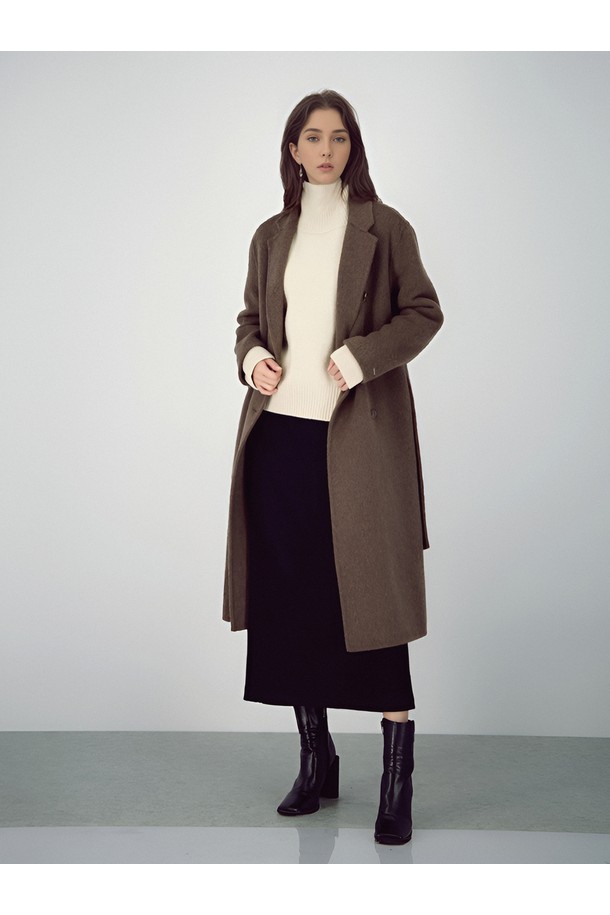 [25FW] 크레이프 스웨이드 벤딩 스커트 _블랙은 가을, 겨울 시즌에 어울리는 여성용 스커트입니다. 미니멀하고 베이직한 스타일로, 출근룩, 오피스룩, 모임룩 등 다양한 TPO에 활용하기 좋습니다. 부드러운 촉감의 크리프 스웨이드 소재로 제작되었으며, H라인의 레귤러핏 디자인이 특징입니다. 블랙 컬러의 무지 디자인으로, 어떤 상의와도 쉽게 매치하여 시크하고 클래식한 스타일을 연출할 수 있습니다. 두꺼운 두께감으로 따뜻하게 착용 가능하며, 벤딩 타입의 치마로 편안한 착용감을 선사합니다.
