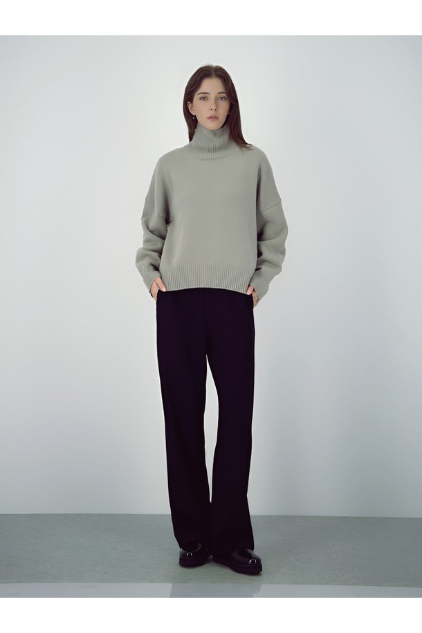 [25FW] 크레이프 플로우 슬랙스 _블랙은 미니멀하고 베이직한 스타일의 여성 슬랙스입니다. 가을과 겨울에 적합하며, 부드러운 촉감의 폴리에스테르 소재로 제작되어 편안한 착용감을 선사합니다. 루즈핏 와이드 레그 디자인에 크리스 주름 디테일이 더해져 시크한 무드를 연출합니다. 오피스룩, 출근룩, 모임룩 등 다양한 TPO에 활용 가능하며, 미니멀, 클래식, 시크 스타일을 즐기는 분들께 추천합니다.
