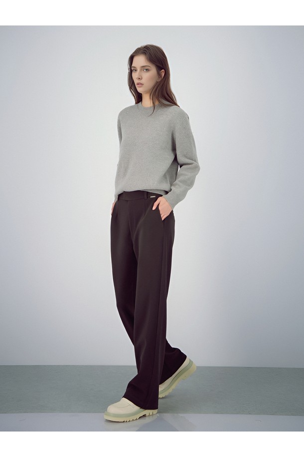 [25FW] 크레이프 플로우 슬랙스 _브라운은 부드러운 촉감의 크레이프 소재로 제작되어 가을, 겨울 시즌에 착용하기 좋은 여성 슬랙스입니다. 와이드 핏과 루즈핏으로 편안한 착용감을 선사하며, 미니멀하고 베이직한 디자인으로 출근룩, 오피스룩, 모임룩 등 다양한 TPO에 활용할 수 있습니다. 얇은 두께감과 드레이프성이 특징이며, 무지 디자인으로 어떤 상의와도 쉽게 매치할 수 있습니다. 클래식하고 시크한 스타일을 연출하기에 적합하며, 긴 기장으로 다리가 길어 보이는 효과를 줍니다.
