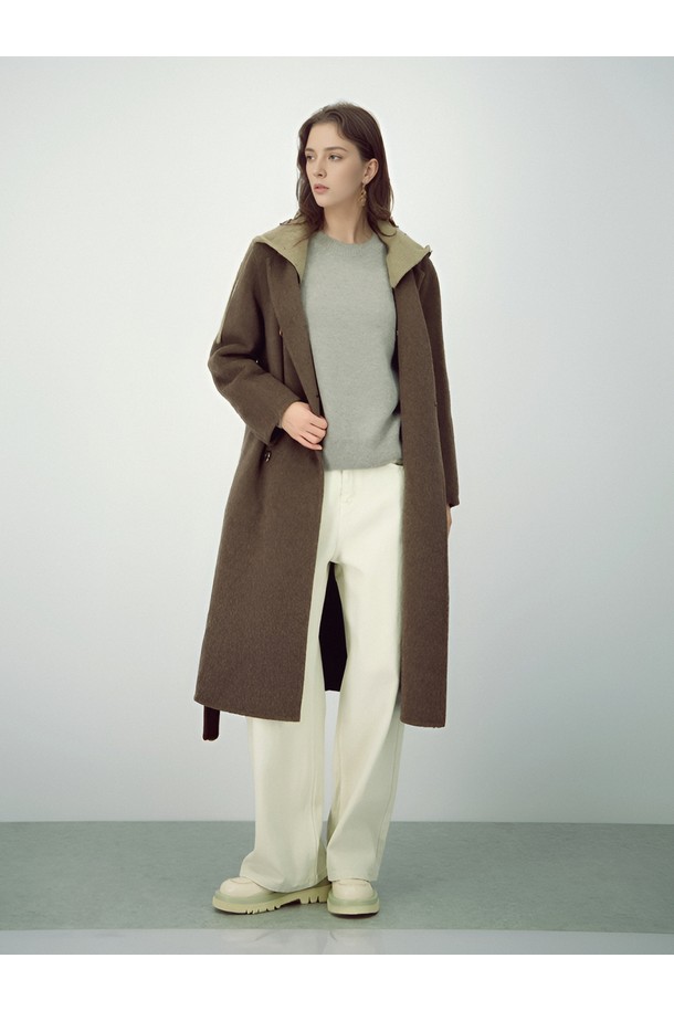 [25FW] 소프트 스트럭처 데님 _L.베이지는 여성용으로, 가을과 겨울에 착용하기 좋은 두꺼운 두께감의 데님 팬츠입니다. 라이트 베이지 컬러의 무지 디자인으로 미니멀하고 베이직한 스타일을 연출합니다. 와이드하면서 루즈하게 떨어지는 핏과 하이웨스트 디테일이 특징이며, 부드러운 촉감으로 편안하게 착용할 수 있습니다. 데님 소재 특유의 견고함과 핏을 살린 룩을 완성하여 미니멀, 클래식한 스타일을 선호하는 분들께 추천합니다.
