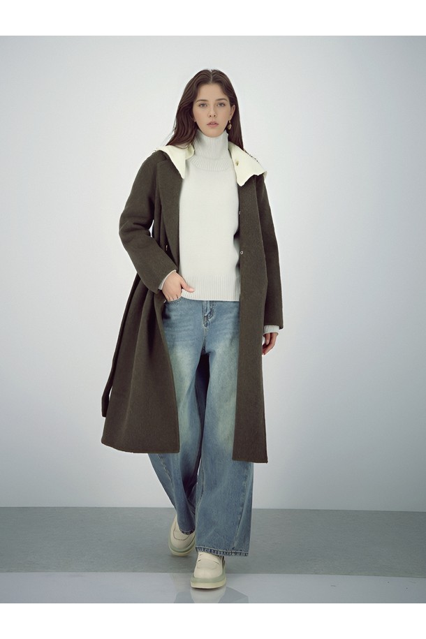 [25FW] 스트럭처 워싱 데님은 남녀 모두 착용 가능한 와이드 핏 데님 팬츠입니다. 연청 컬러의 데님 소재에 워싱 가공을 더해 빈티지한 무드를 연출하며, 봄, 가을, 겨울 세 계절 모두 활용 가능합니다. 캐주얼 및 베이직 스타일을 즐겨 입는 분들께 추천하며, 뻣뻣한 촉감과 루즈핏으로 편안함을 선사합니다. 구조적인 디자인이 돋보이는 이 데님 팬츠는 일상에서 개성 있는 스타일을 완성해줍니다.
