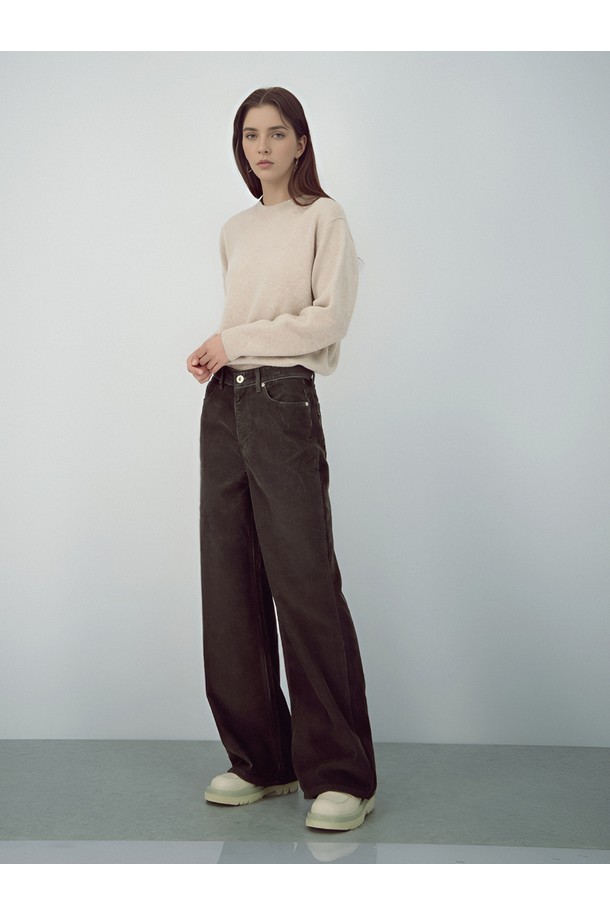 [25FW] 코듀로이 스트럭처 팬츠 _카키는 가을과 겨울에 어울리는 남성용 코듀로이 팬츠입니다. 부드러운 촉감의 두꺼운 코듀로이 소재로 제작되어 따뜻하고 편안한 착용감을 선사합니다. 와이드하고 루즈한 핏으로 트렌디한 스타일을 연출하며, 구조적인 디자인과 스트럭처 디테일이 돋보입니다. 베이직하면서도 캐주얼한 무드로 다양한 상의와 매치하여 스타일리시하게 연출할 수 있습니다. 미니멀하고 클래식한 스타일을 선호하는 남성분들께 추천합니다.
