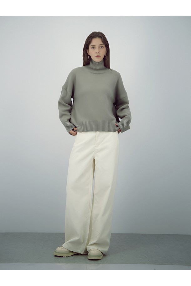 [25FW] 코듀로이 스트럭처 팬츠 _아이보리'는 가을, 겨울 시즌에 어울리는 여성용 코듀로이 와이드 팬츠입니다. 뻣뻣한 촉감과 두꺼운 두께감으로 구조적인 디자인을 살린 루즈핏의 아이보리 컬러 무지 팬츠로, 베이직한 스타일을 연출합니다. 출근룩, 클래식, 미니멀, 캐주얼 스타일에 모두 잘 어울리며, 밴딩 없이 허리 라인을 잡아줍니다. 

