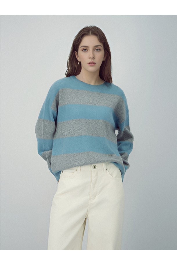 25FW 라운드 울 니트 _ST.블루는 여성용 상의 니트/스웨터로, 스카이블루와 그레이 색상의 스트라이프 패턴이 돋보이는 제품입니다. 울 소재로 제작되어 부드러운 촉감을 선사하며, 두꺼운 두께감으로 가을, 겨울철 따뜻하게 착용할 수 있습니다. 라운드넥과 긴소매, 레귤러핏 디자인으로 베이직하면서도 캐주얼한 스타일을 연출하며, 출근룩이나 모임룩에 활용하기 좋습니다. 클래식하고 미니멀한 스타일을 즐기는 분들께 추천합니다.
