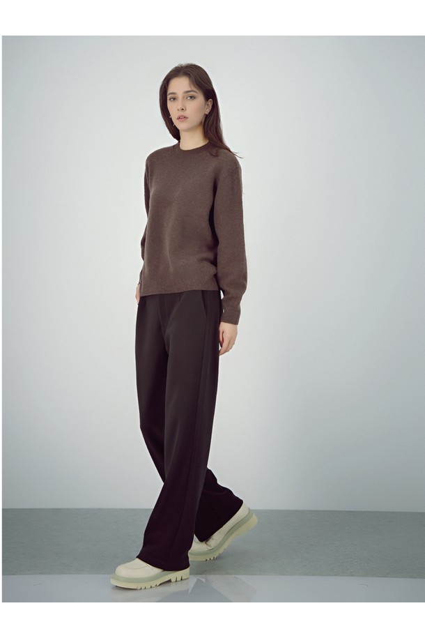 [25FW] 라운드 울 니트 _브라운은 여성 고객을 위한 가을, 겨울 시즌 필수 아이템입니다. 부드러운 촉감의 울 소재로 제작되어 포근하고 편안한 착용감을 선사하며, 레귤러핏과 라운드넥 디자인으로 베이직하면서도 미니멀한 스타일을 연출합니다. 톤 다운된 브라운 컬러의 무지 패턴은 어떤 룩에도 자연스럽게 어울리며, 긴 소매 기장과 두꺼운 두께감으로 따뜻함을 더합니다. 출근룩과 모임룩 모두에 활용 가능하며, 클래식, 미니멀, 캐주얼 등 다양한 스타일을 소화하는 기본 니트입니다. 심플한 디자인으로 데일리하게 즐겨 입을 수 있습니다.
