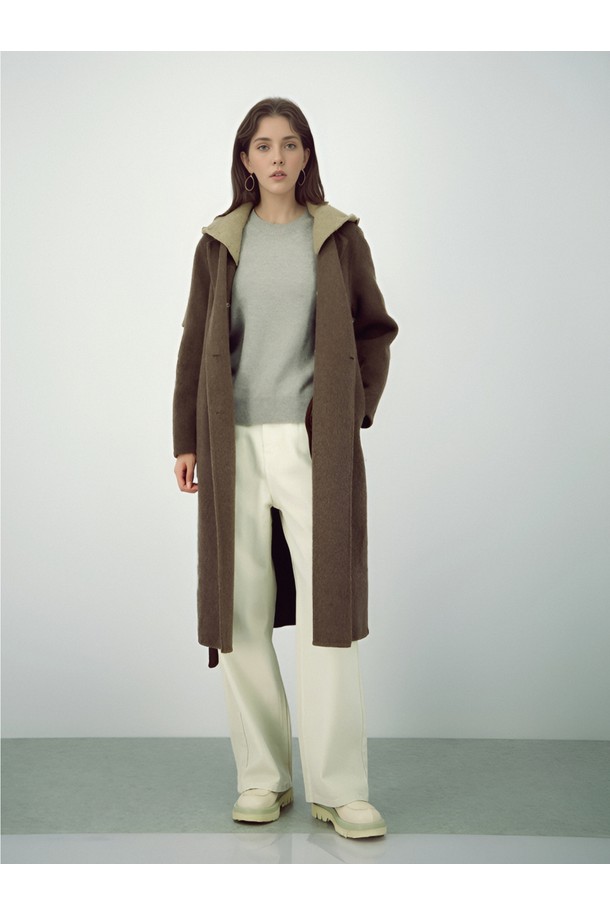 [25FW] 라운드 울 니트 _그레이는 여성용 상의로, 가을과 겨울에 착용하기 좋은 라운드넥 니트입니다. 베이직하고 미니멀한 스타일로, 레귤러핏과 긴소매 기장으로 제작되었습니다. 부드러운 촉감의 울 소재로 제작되어 따뜻하고 편안하게 착용할 수 있으며, 두께감 있는 디자인으로 겨울철에도 든든합니다. 무지 패턴의 그레이 컬러로 다양한 하의와 쉽게 매치할 수 있어 활용도가 높습니다. 일상복으로 적합한 기본 아이템입니다.
