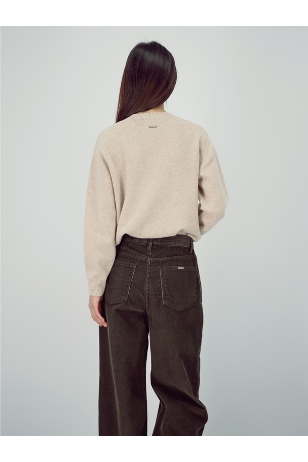 [25FW] 라운드 울 니트 _오트밀은 부드러운 촉감의 울 소재로 제작되어 가을과 겨울에 따뜻하게 착용할 수 있는 여성 라운드넥 니트입니다. 베이직하고 미니멀한 스타일로, 출근룩과 모임룩, 그리고 클래식, 미니멀, 캐주얼 등 다양한 스타일과 TPO에 잘 어울립니다. 레귤러 핏과 긴 소매 기장으로 편안한 착용감을 선사하며, 두꺼운 두께감으로 포근함을 더했습니다. 25FW 시즌을 대표하는 오트밀 컬러의 무지 디자인은 어떤 옷에도 매치하기 용이하여 활용도가 높습니다.

