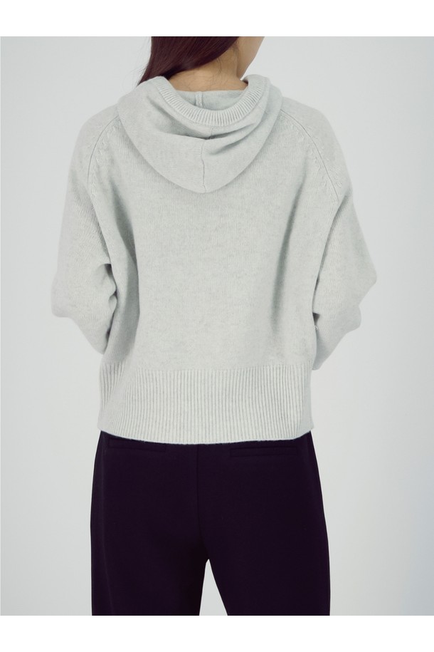 25FW 후디 울 니트 (L.Grey)는 여성용으로, 가을과 겨울에 따뜻하게 착용할 수 있는 레귤러핏 후디 니트입니다. 부드러운 촉감의 울 소재로 제작되었으며, 베이직하고 캐주얼한 스타일을 연출합니다. 라이트 그레이 컬러의 무지 디자인에 긴 소매 기장과 후드 스트링으로 포인트를 더했습니다. 두꺼운 두께감으로 보온성을 높였으며, 캐주얼, 미니멀, 클래식 스타일을 즐겨 입는 고객에게 적합합니다.
