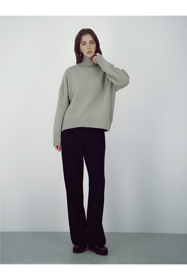[25FW] 울 터틀넥 니트 _그레이는 부드러운 촉감의 울 소재로 제작되어 가을, 겨울 시즌에 따뜻하게 착용하기 좋습니다. 베이직하고 미니멀한 스타일로, 드롭숄더 디자인과 레귤러핏으로 편안한 착용감을 선사합니다. 출근룩과 모임룩 모두 활용 가능하며, 클래식, 미니멀, 캐주얼 등 다양한 스타일과 매치하기 좋습니다. 긴소매와 두꺼운 두께감으로 보온성을 높였으며, 무지 디자인의 그레이 컬러가 어떤 옷에도 잘 어울립니다.
