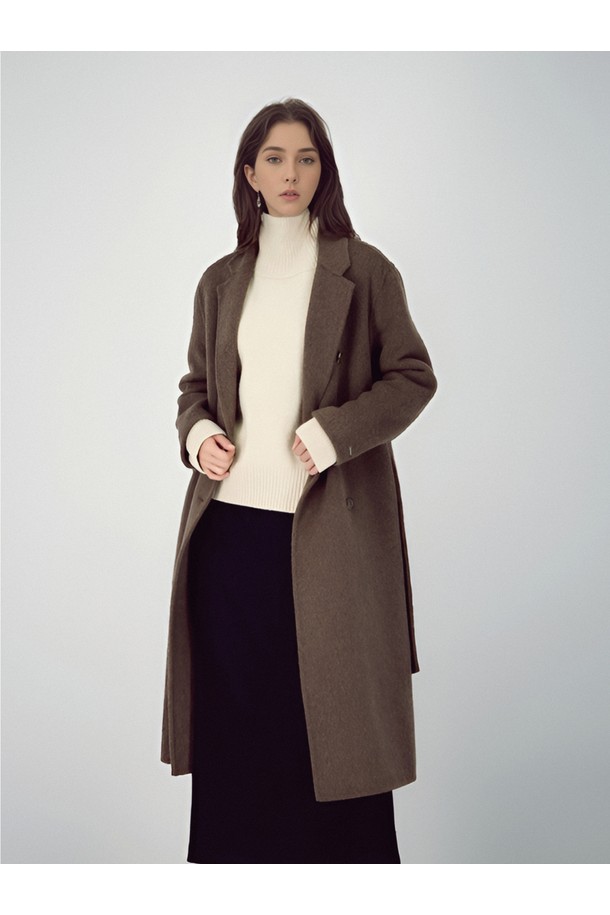 [25FW] 울 터틀넥 니트 _오트밀은 부드러운 촉감의 울 소재로 제작되어 가을과 겨울에 따뜻하게 착용할 수 있는 여성용 터틀넥 니트입니다. 레귤러 핏과 긴 소매 기장으로 베이직하고 미니멀한 스타일을 연출하며, 출근룩과 모임룩 등 다양한 TPO에 활용 가능합니다. 오트밀 컬러와 무지 디자인으로 어떤 스타일에도 쉽게 매치할 수 있으며, 두꺼운 두께감으로 포근함을 더했습니다. 25FW 시즌 제품으로 클래식, 미니멀, 캐주얼 등 폭넓은 스타일을 소화할 수 있는 아이템입니다.
