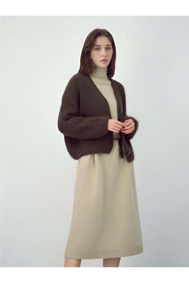 25FW 라비트 헤비 가디건 _브라운은 여성용으로, 가을과 겨울에 따뜻하게 입을 수 있는 헤비 카디건입니다. 울 소재로 제작되어 부드러운 촉감을 제공하며, 베이직하고 캐주얼한 스타일을 연출합니다. 레귤러 핏에 브이넥 디자인으로, 다양한 스타일의 의상과 매치하기 좋습니다. 무지 디자인에 긴 소매 기장으로, 유행을 타지 않고 오랫동안 활용할 수 있습니다. 일상생활에서 편안하면서도 세련된 룩을 완성해 보세요.
