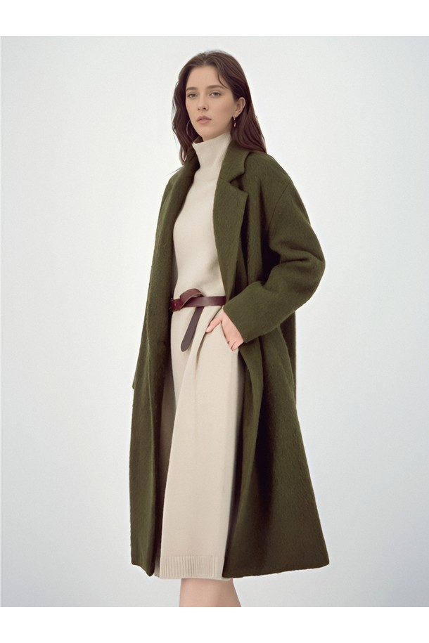 25FW 터틀넥 울 니트 드레스는 미니멀하고 베이직한 스타일의 여성 니트 원피스입니다. 부드러운 촉감의 울 소재로 제작되어 가을, 겨울 시즌에 따뜻하게 착용할 수 있습니다. 넉넉한 루즈핏과 오버사이즈 실루엣으로 편안함을 더했으며, H라인의 미니 기장으로 세련된 핏을 연출합니다. 데이트룩, 출근룩 등 다양한 TPO에 활용 가능한 활용도 높은 아이템으로, 클래식하고 캐주얼한 스타일을 완성합니다. 긴 소매와 터틀넥 디자인이 특징이며, 무지 패턴의 베이지 컬러로 어떤 스타일에도 쉽게 매치할 수 있습니다.
