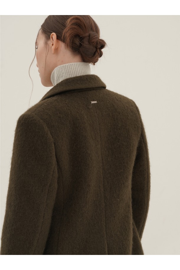 25FW 알파카 코트 재킷_브라운은 클래식하고 미니멀한 스타일을 추구하는 여성 고객을 위한 아우터입니다. 부드러운 촉감의 알파카 소재로 제작되어 가을과 겨울, 두 계절 동안 포근하게 착용할 수 있습니다. 넉넉한 오버핏에 싱글 버튼 여밈으로 편안함을 더했으며, 노치드 라펠 디자인이 세련된 분위기를 연출합니다. 오피스룩, 출근룩, 모임룩 등 다양한 TPO에 활용 가능하며, 시크한 무드를 더해줍니다. 브라운 컬러의 무지 디자인으로 어떤 스타일에도 쉽게 매치할 수 있습니다.
