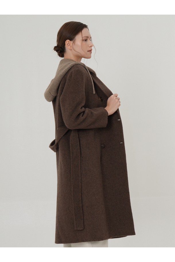 [25FW] 탈부착 후디 핸드메이드 코트 _브라운은 가을과 겨울, 여성 고객을 위한 오버핏 더블 코트입니다. 미니멀하고 베이직한 디자인에 브라운 컬러와 무지 패턴으로 어떤 스타일에도 쉽게 매치할 수 있습니다. 울 소재로 제작되어 두꺼운 두께감을 자랑하며, 후드를 탈부착하여 다양한 연출이 가능합니다. 출근룩, 오피스룩, 모임룩 등 TPO에 구애받지 않고 클래식, 미니멀, 시크한 스타일을 완성할 수 있습니다. 
