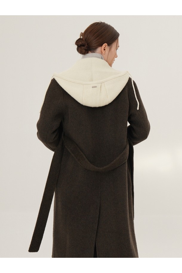 [25FW] 탈부착 후디 핸드메이드 코트 _카키는 미니멀하고 베이직한 스타일의 여성용 코트입니다. 가을과 겨울에 착용하기 좋으며, 출근룩과 모임룩에 모두 잘 어울립니다. 오버핏 디자인에 울 소재로 제작되어 따뜻하고 포근한 착용감을 선사합니다. 무지 패턴의 긴 소매 기장과 싱글 버튼 여밈 방식으로 미니멀, 클래식, 시크한 무드를 연출합니다. 특히 후드가 탈부착 가능하여 다양한 스타일을 연출할 수 있는 실용적인 핸드메이드 코트입니다.
