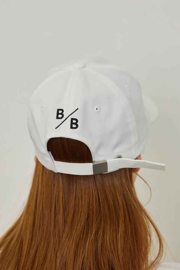 B SLASH B - 모자 - [SS22] Souvenir ball cap in white 